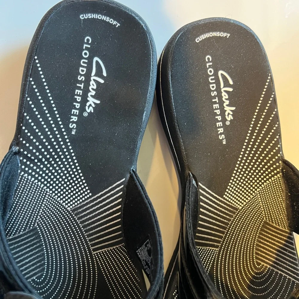 Clarks Cloud steppers Black Slide Sandals with Floral Accent. - Picture 3 of 8